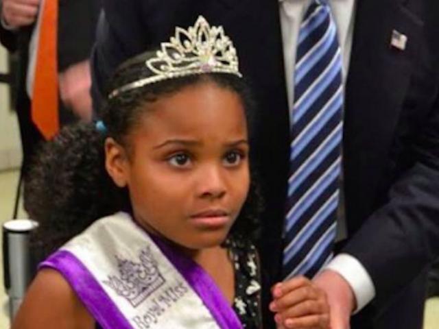 Thế giới - Bé gái Mỹ khiếp sợ khi phải chụp ảnh với ông Trump