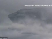 Phi thường - kỳ quặc - Video: UFO khổng lồ bay trong đám mây ở Peru?