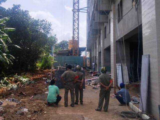 Tin tức trong ngày - Rơi từ tầng 8 xuống đất, 2 công nhân nằm bất động