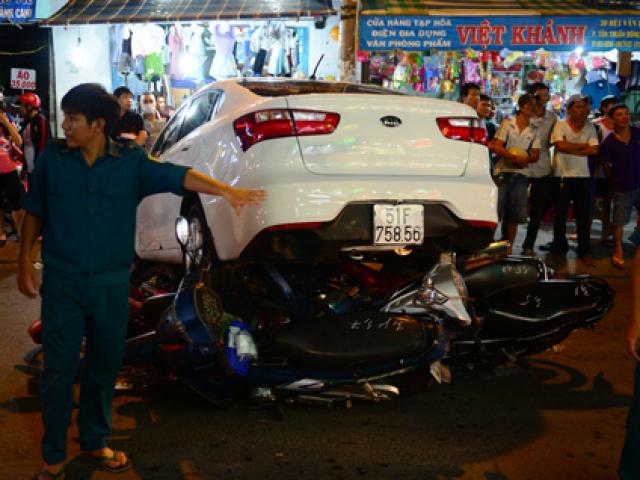 Tin tức trong ngày - Clip: Ô tô “điên” cuốn 6 xe máy vào gầm ở Sài Gòn