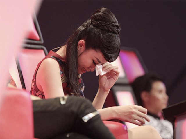 Ca nhạc - MTV - Đông Nhi khóc nấc vì học trò The Voice Kids bị chỉ trích