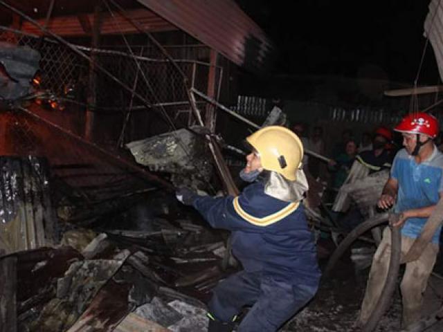 Tin tức trong ngày - Hàng trăm kiốt cháy rụi, tiểu thương gào khóc cầu cứu