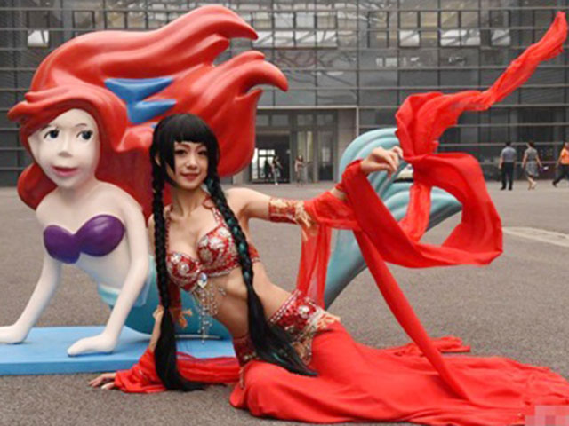 Bạn trẻ - Cuộc sống - Diện đồ hở bạo, nữ cosplayer bị "ném đá" vì phản cảm