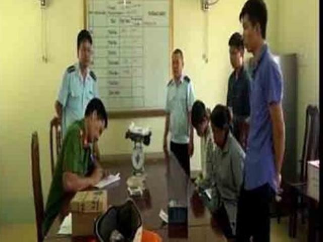 Pháp luật - Mẹ hám tiền vận chuyển ma túy, con suýt 'chết oan'