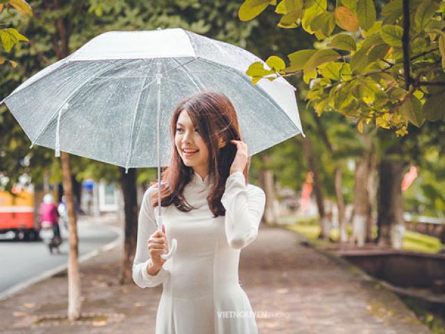 Bạn trẻ - Cuộc sống - Hoa khôi SV Hà Nội khoe sắc bên hàng cây cổ thụ Thủ Lệ