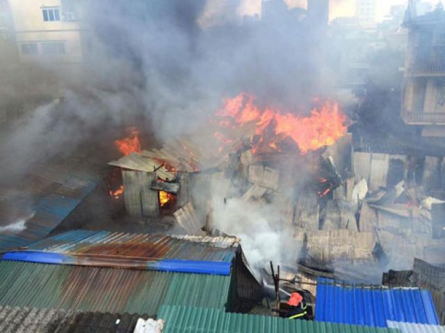 Tin tức trong ngày - Cháy lán trọ công nhân giữa Thủ đô, dân hoảng loạn tháo chạy