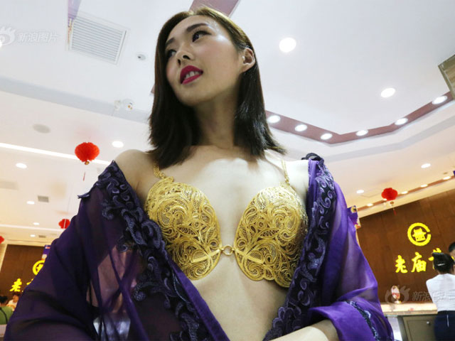 Bạn trẻ - Cuộc sống - Gái trẻ TQ mặc nội y vàng ròng 3,5 tỷ gây "sốc"