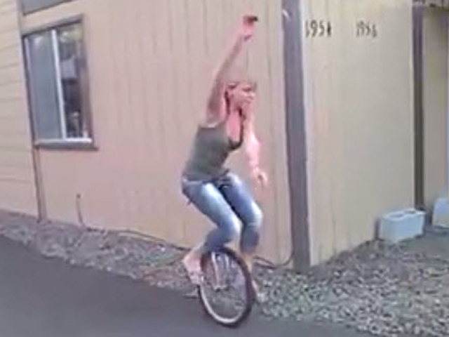 Video Clip Cười - Clip hài: Tránh ra để chị em chúng tôi thể hiện