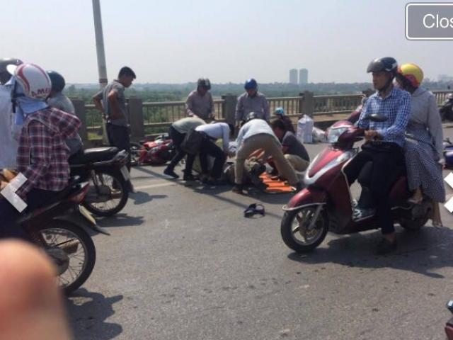 Hà Nội: Ô tô tông hàng loạt xe máy trên cầu Vĩnh Tuy