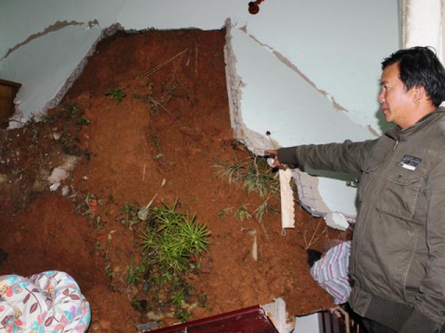 Tin tức trong ngày - Đang nằm xem ti vi, đất đè sập phòng ngủ