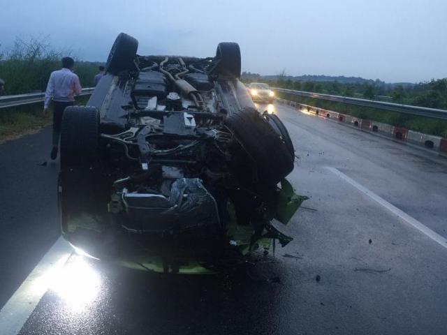 Tai nạn giao thông - Ô tô bạc tỷ "phơi bụng" trên cao tốc Long Thành-Dầu Giây