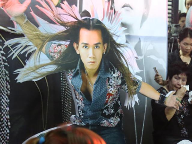 Mặt sau cánh gà - Sao Việt khóc nức nở khi thấy ảnh Minh Thuận "biểu diễn"