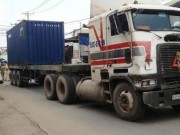 Tin tức trong ngày - Bé trai gào khóc khi mẹ nằm bất động dưới gầm container