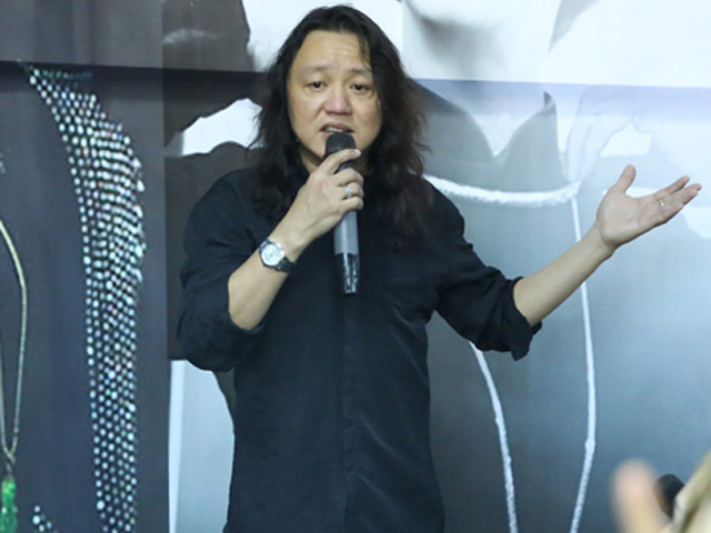 Giải trí - Video: "Người bạn đặc biệt" hát tặng ca sĩ Minh Thuận