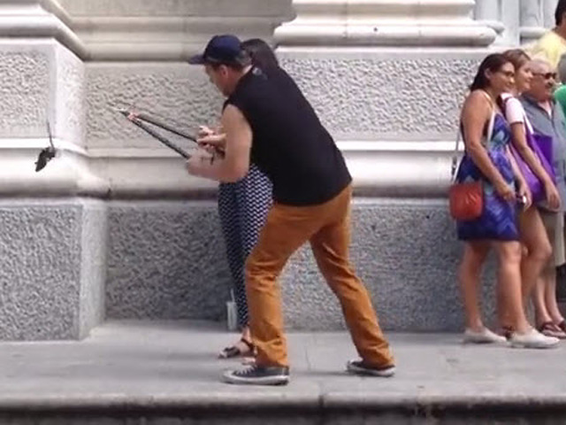 Video Clip Cười - Clip hài: Thanh niên "lầy lội" làm loạn trên phố