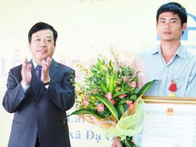 Tin tức trong ngày - Trao Huân chương Dũng cảm cho "người hùng đèo Bảo Lộc"