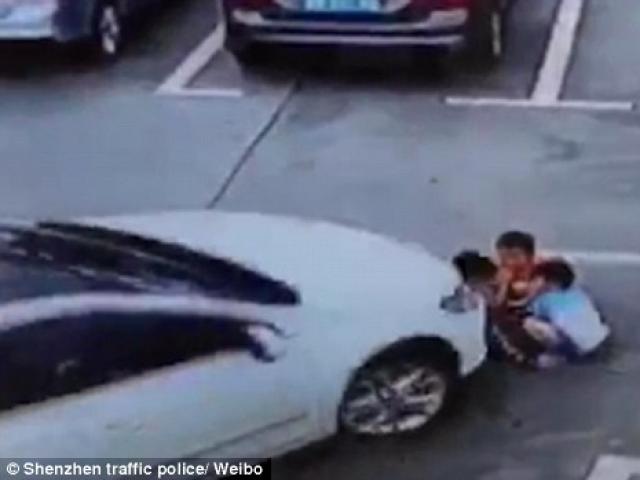 Video: 3 em nhỏ TQ bị ô tô chẹt ngang người vẫn sống sót
