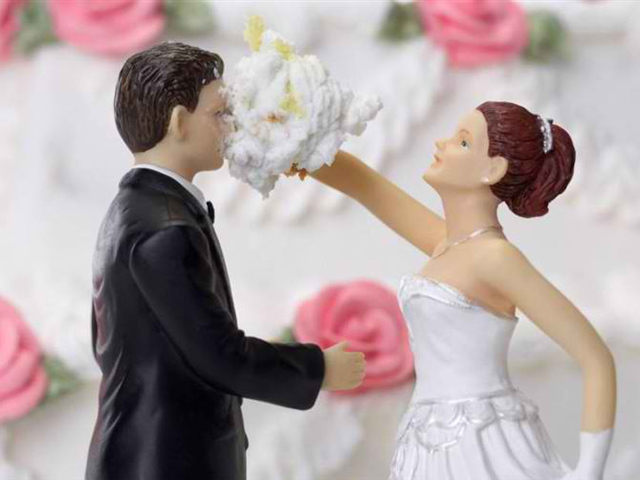 Tranh vui - Thông điệp hài hước từ những chiếc bánh cưới