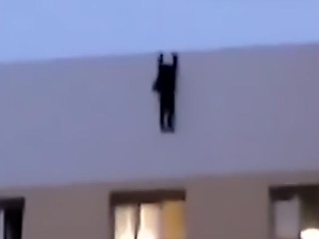 Thế giới - Video: Hãi hùng thanh niên trượt chân từ nóc nhà 9 tầng