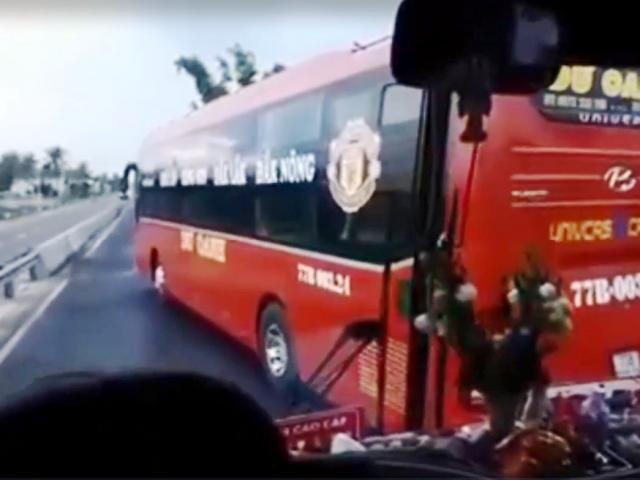 Tin tức trong ngày - Clip: Hai xe khách "vờn" nhau, hành khách khóc thét