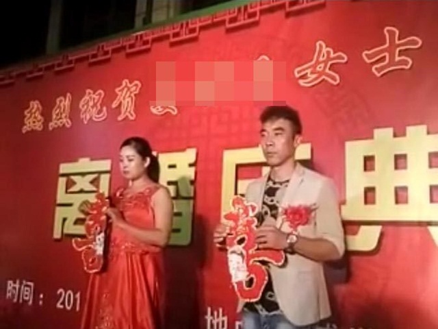 Bạn trẻ - Cuộc sống - Cặp đôi TQ tổ chức lễ ly hôn hoành tráng hơn đám cưới