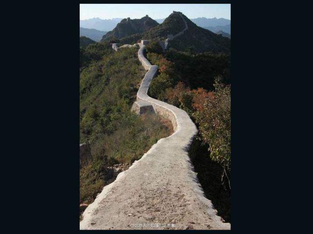 Thế giới - TQ: Vạn Lý Trường Thành được trải xi măng như... quốc lộ