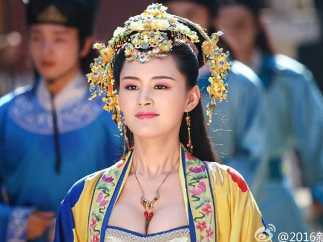 Phim “Bao Thanh Thiên“ gây tranh cãi vì sao nữ hở bạo
