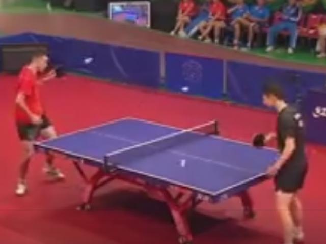 Thể thao - Siêu nhân bóng bàn: Chơi 3 bóng cùng một lúc