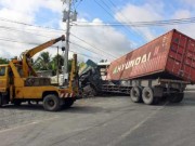 Tin tức trong ngày - Xe khách va chạm với container, 16 người thương vong