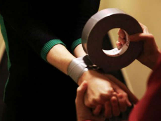 Bạn trẻ - Cuộc sống - Phẫn nộ con gái 16 tuổi trói mẹ rồi bỏ đói đến chết