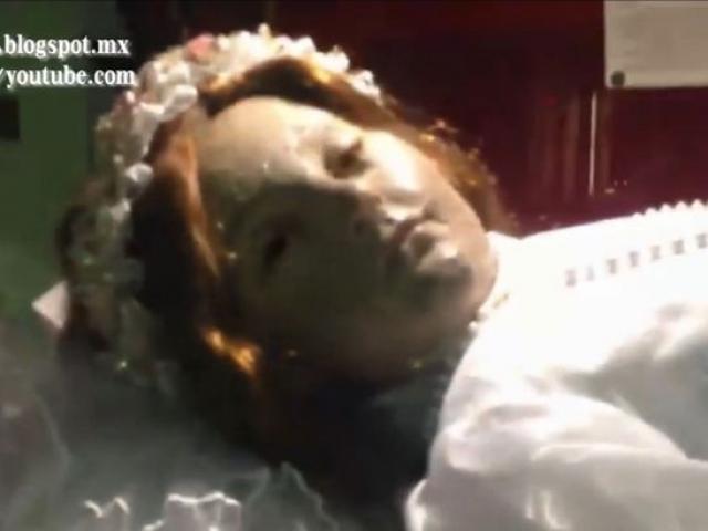 Phi thường - kỳ quặc - Hết hồn xác chết của vị thánh 300 tuổi bỗng dưng mở mắt