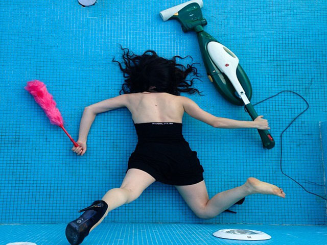 Tranh vui - Bộ ảnh ngã "sấp mặt" giữa những món đồ quen thuộc