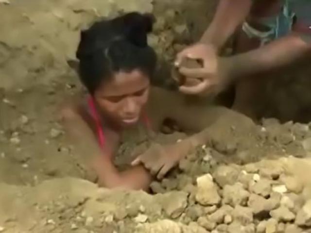 Cô gái bị người thân chôn sống để chữa bệnh do sét đánh
