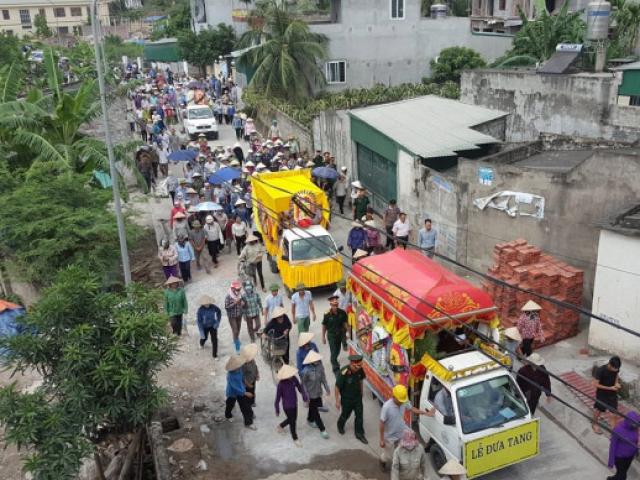 Tin tức trong ngày - Dòng người kéo dài 3km tiễn đưa 4 bà cháu ở Quảng Ninh