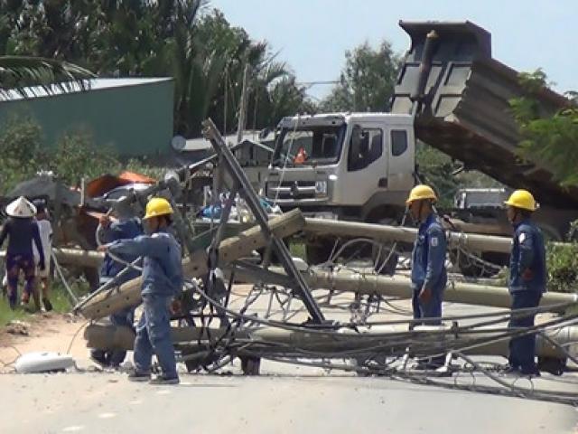 Tin tức trong ngày - Xe ben quật ngã 8 cột điện ở Sài Gòn, cô gái thoát chết