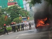 Tin tức trong ngày - HN: Đang chạy, xe buýt bỗng phát nổ, bốc cháy ngùn ngụt