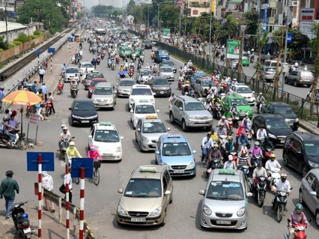 Tin tức trong ngày - Thủ phạm ùn tắc giao thông Hà Nội: Xe máy hay taxi?