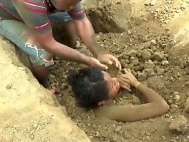 Sức khỏe đời sống - Chôn thiếu nữ trong đất để chữa đau lưng do sét đánh