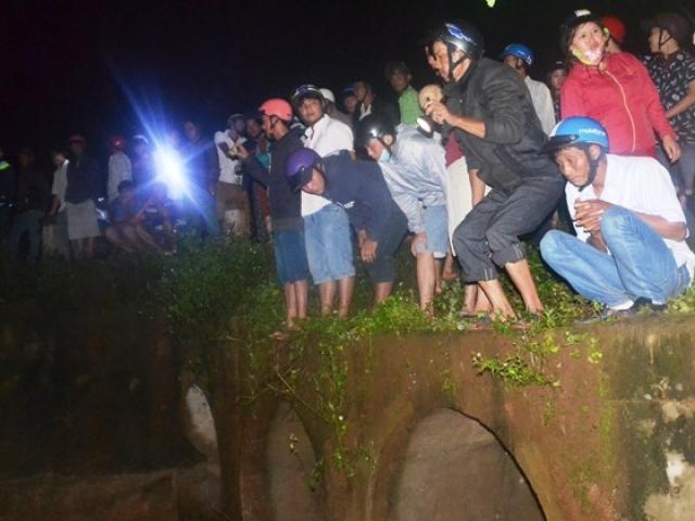 Video An ninh - Vượt lũ đi sinh nhật bạn, thiếu nữ bị nước cuốn trôi