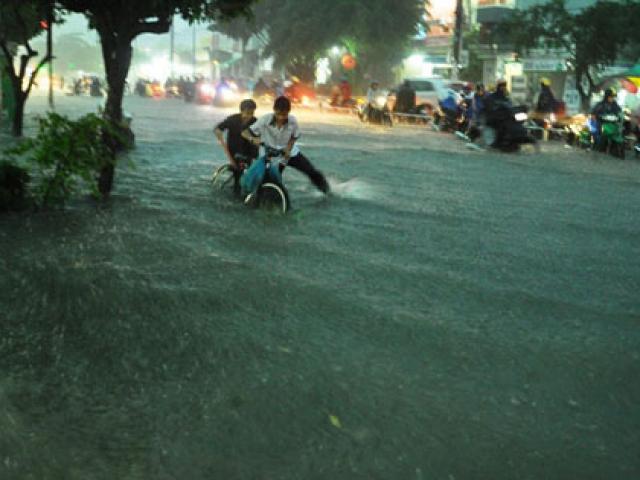 Tin tức trong ngày - Mưa như trút nước, đường phố Sài Gòn thành sông