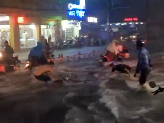 Tin tức trong ngày - Clip: Nước chảy như thác, cuốn phăng người và xe ở Sài Gòn