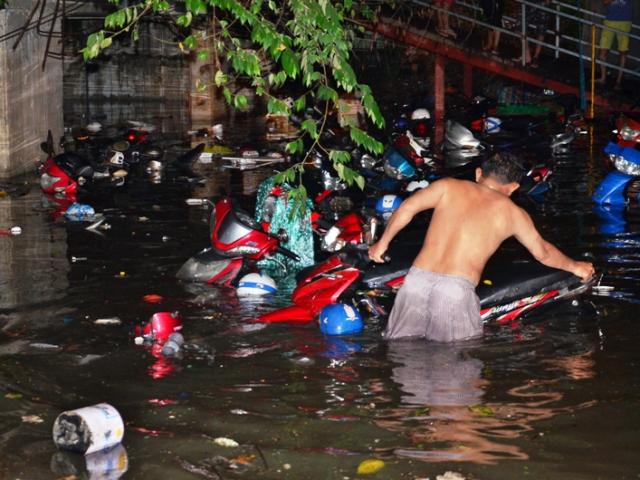 Tin tức trong ngày - Hơn 1.000 xe máy chìm nghỉm dưới tầng hầm ở Sài Gòn