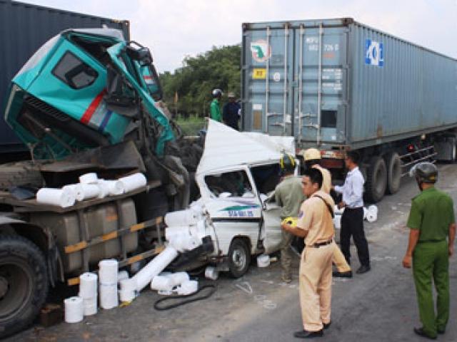 Tin tức trong ngày - Ô tô 7 chỗ bị vo tròn, ép chặt giữa 2 container sau tai nạn