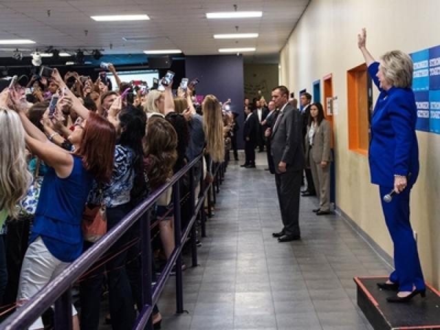 Thế giới - Sự thật bức ảnh "cả thế giới quay lưng" với bà Clinton