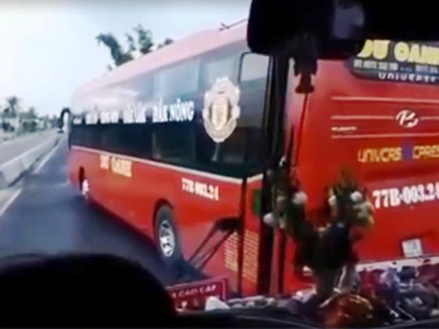 Tin tức trong ngày - Xử lý 2 xe khách "vờn nhau", khiến hành khách khóc thét