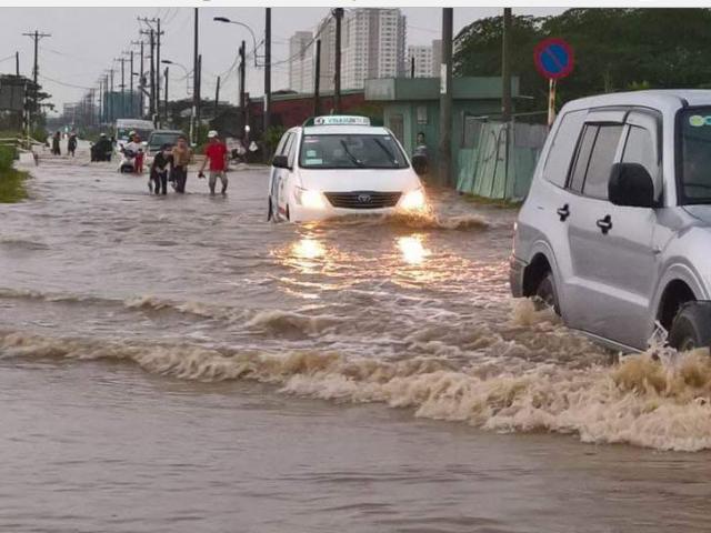 Tin tức trong ngày - Mưa 30 phút, đường Sài Gòn đã thành sông