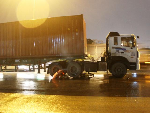 Tin tức trong ngày - Mẹ ngất lịm nhìn con trai bất động dưới gầm container