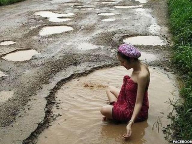 Thế giới - Thái Lan: Người mẫu xinh đẹp tắm trong ổ gà gây sốt