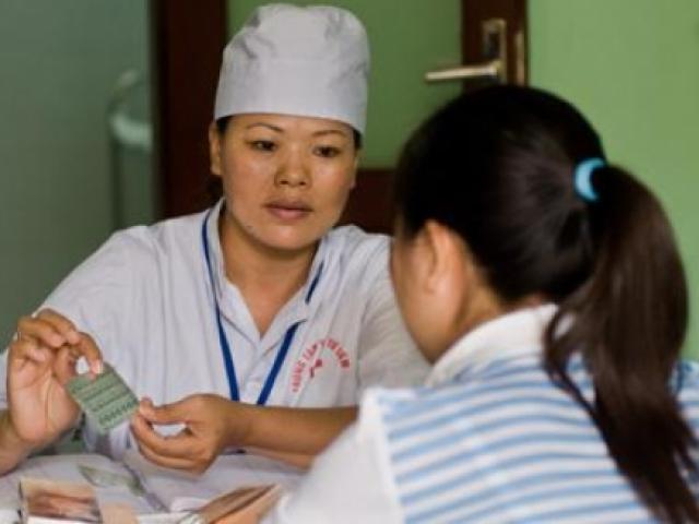 Sức khỏe đời sống - Những chiêu tránh thai “kinh dị” (2): Bôi cao sao vàng, ngâm lá trầu không!