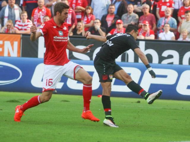 Chicharito "nhảy múa" ở tốp bàn thắng đẹp V5 Bundesliga